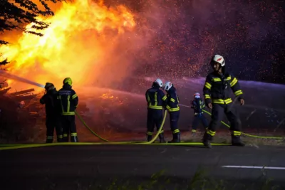 Zwei brennende Holzstöße fordern 11 Feuerwehren PANC-20240814000108238-019.jpg