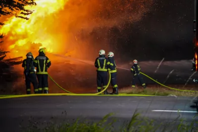 Zwei brennende Holzstöße fordern 11 Feuerwehren PANC-20240814000108239-020.jpg