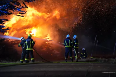 Zwei brennende Holzstöße fordern 11 Feuerwehren PANC-20240814000208241-021.jpg