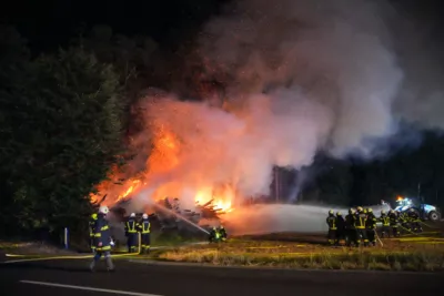 Zwei brennende Holzstöße fordern 11 Feuerwehren PANC-20240814000408260-025.jpg