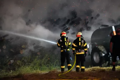 Zwei brennende Holzstöße fordern 11 Feuerwehren PANC-20240814000608267-027.jpg