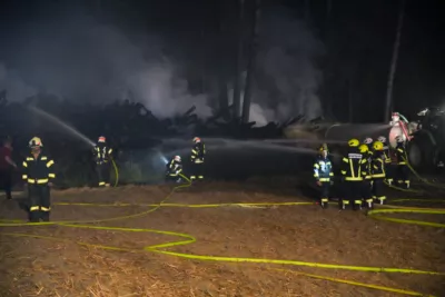 Zwei brennende Holzstöße fordern 11 Feuerwehren PANC-20240814001908300-032.jpg