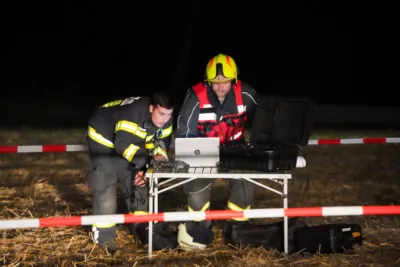 Zwei brennende Holzstöße fordern 11 Feuerwehren PANC-20240814002108310-034.jpg