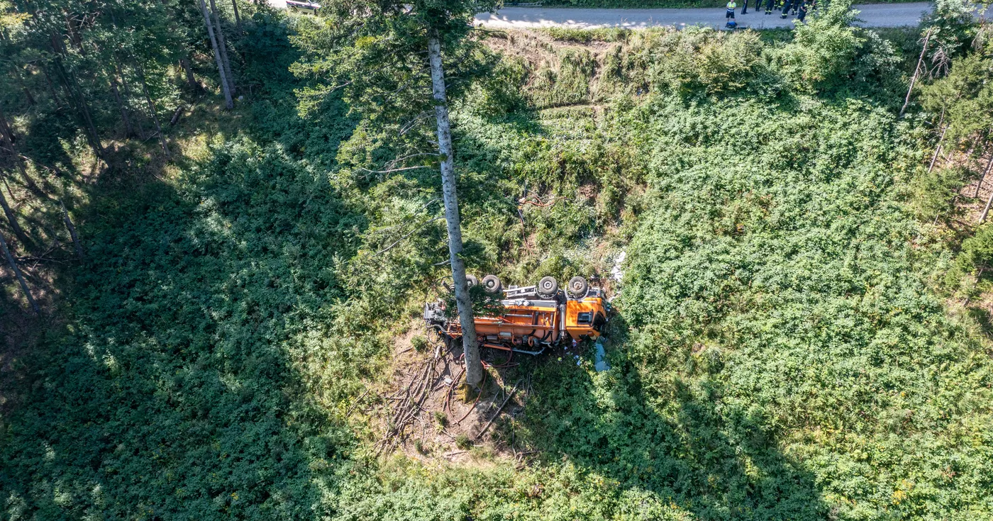 Titelbild: Tödlicher Lkwabsturz auf der Laudachseestraße in Gmunden