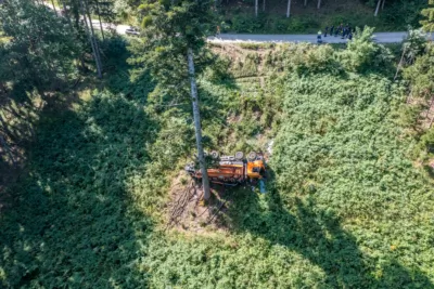 Tödlicher Lkwabsturz auf der Laudachseestraße in Gmunden DJI-0165.jpg