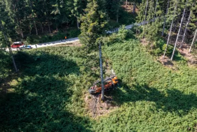 Tödlicher Lkwabsturz auf der Laudachseestraße in Gmunden DJI-0166.jpg