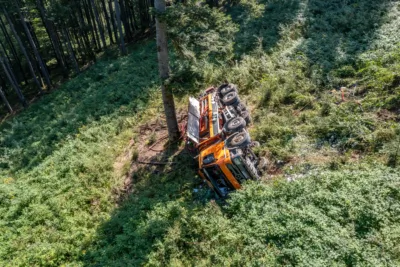 Tödlicher Lkwabsturz auf der Laudachseestraße in Gmunden DJI-0170.jpg