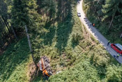 Tödlicher Lkwabsturz auf der Laudachseestraße in Gmunden DJI-0171.jpg