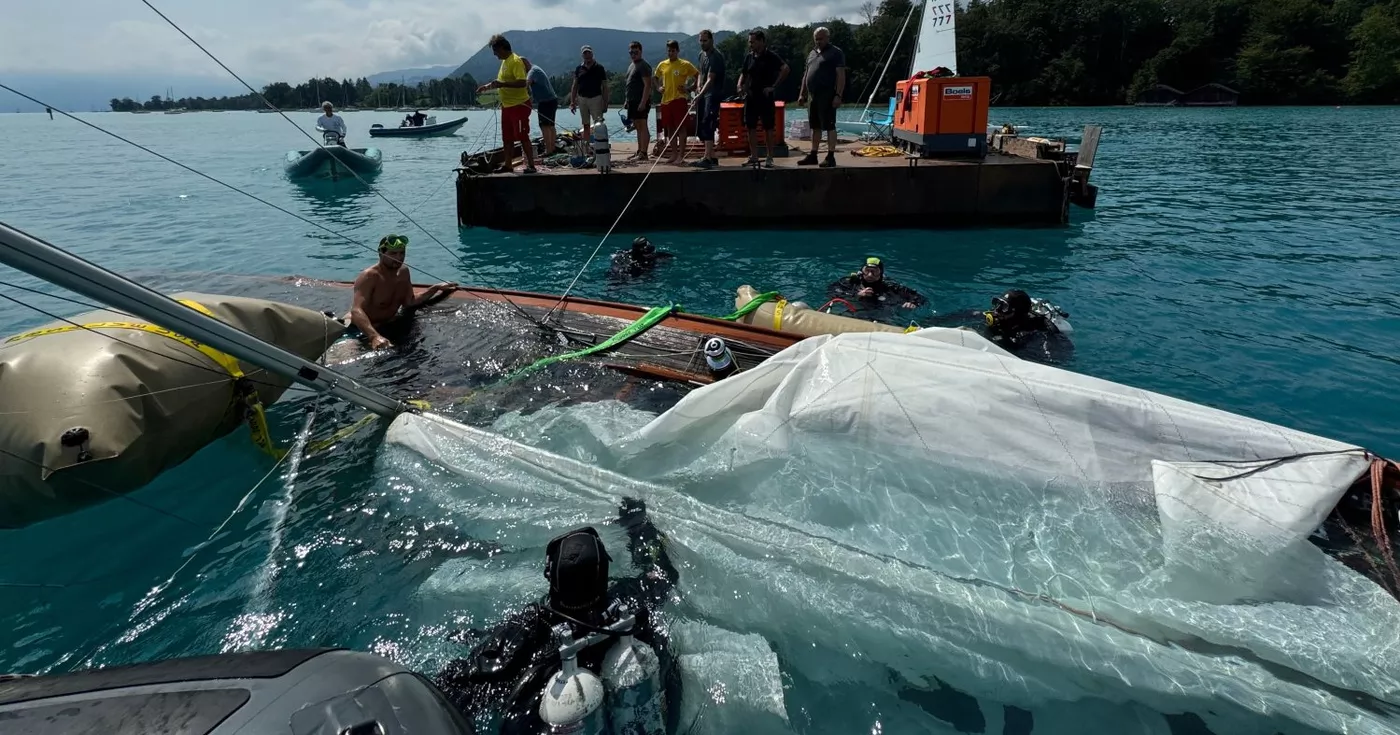 Wasserrettung hebt wertvolles Holzboot aus 130 Meter Tiefe