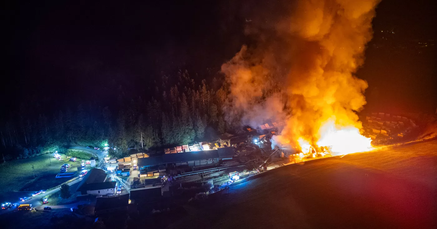 Titelbild: Alarmstufe Drei bei Brand in einem Sägewerk in Peilstein im Mühlkreis - 13 Feuerwehren im Einsatz