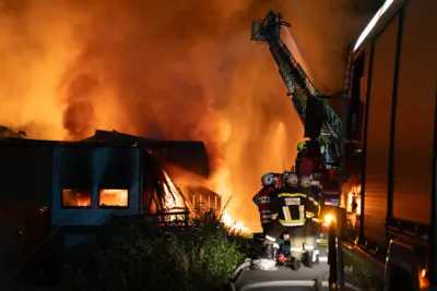 Alarmstufe Drei bei Brand in einem Sägewerk in Peilstein im Mühlkreis - 13 Feuerwehren im Einsatz A7409535-2400.jpg