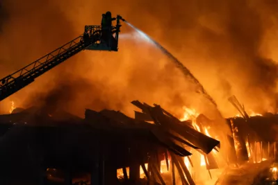 Alarmstufe Drei bei Brand in einem Sägewerk in Peilstein im Mühlkreis - 13 Feuerwehren im Einsatz A7409537-2400.jpg