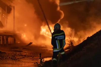 Alarmstufe Drei bei Brand in einem Sägewerk in Peilstein im Mühlkreis - 13 Feuerwehren im Einsatz A7409553-2400.jpg