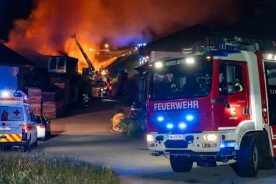 Alarmstufe Drei bei Brand in einem Sägewerk in Peilstein im Mühlkreis - 13 Feuerwehren im Einsatz A7409585-2400.jpg