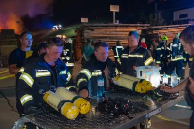 Alarmstufe Drei bei Brand in einem Sägewerk in Peilstein im Mühlkreis - 13 Feuerwehren im Einsatz A7409597-2400.jpg