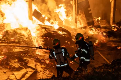 Alarmstufe Drei bei Brand in einem Sägewerk in Peilstein im Mühlkreis - 13 Feuerwehren im Einsatz A7409606-2400.jpg