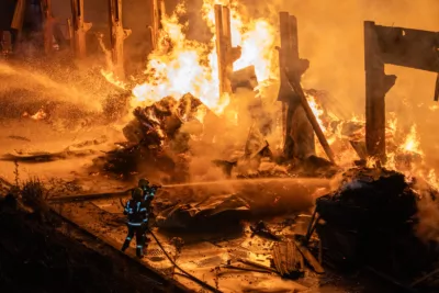 Alarmstufe Drei bei Brand in einem Sägewerk in Peilstein im Mühlkreis - 13 Feuerwehren im Einsatz A7409611-2400.jpg