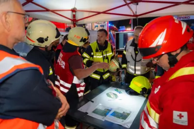 Alarmstufe Drei bei Brand in einem Sägewerk in Peilstein im Mühlkreis - 13 Feuerwehren im Einsatz A7409629-2400.jpg