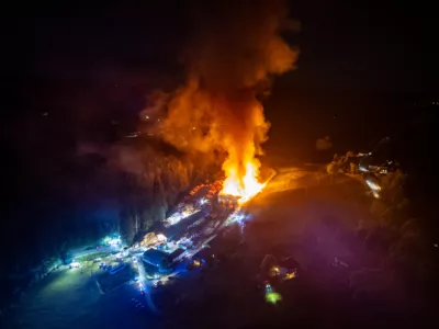 Alarmstufe Drei bei Brand in einem Sägewerk in Peilstein im Mühlkreis - 13 Feuerwehren im Einsatz DJI-0819-2400.jpg