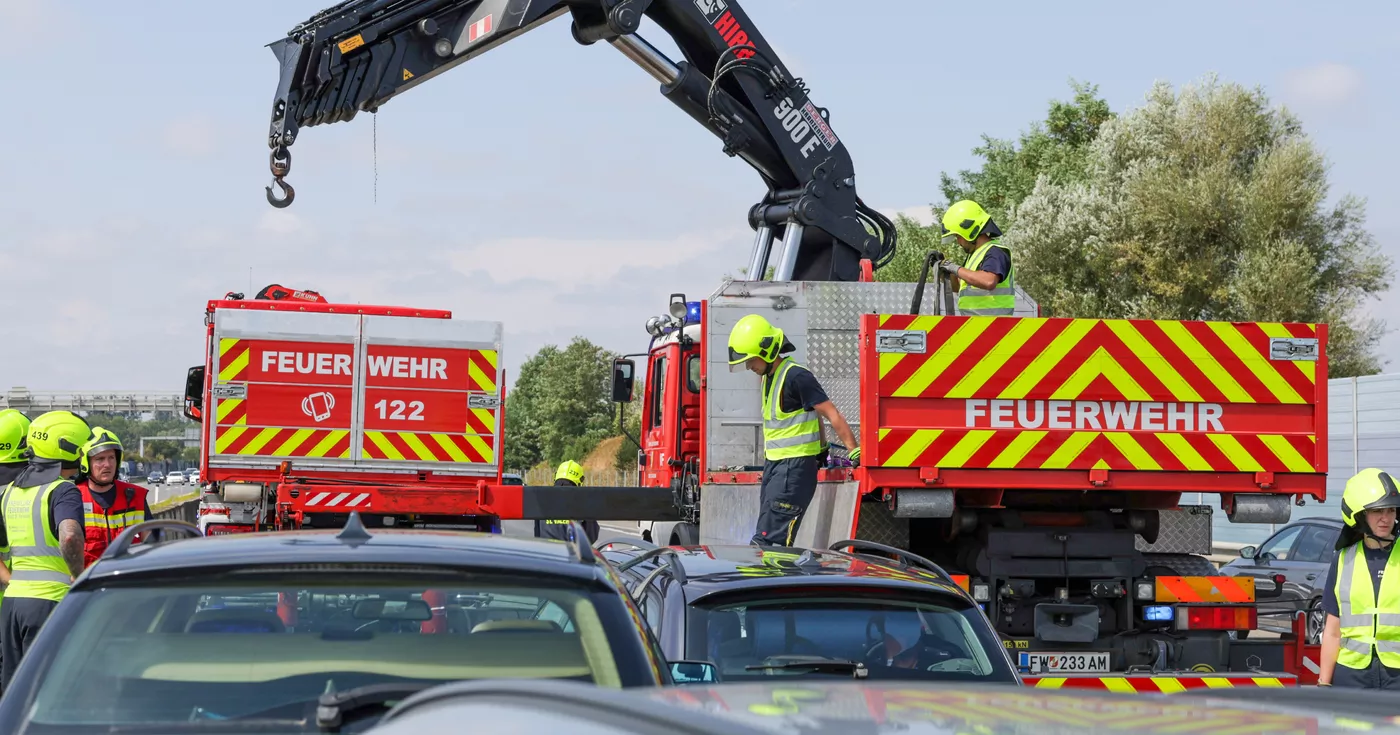 Titelbild: Verkehrsunfall auf der Westautobahn: 4 Fahrzeuge und 13 Personen beteiligt