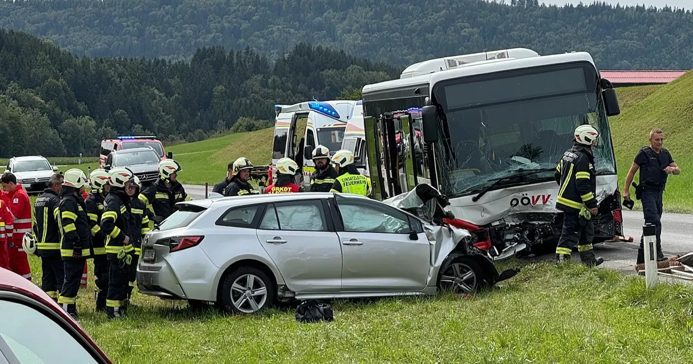 Titelbild: Verkehrsunfall auf der Vöcklatalerstraße: Kollision zwischen PKW und Linienbus