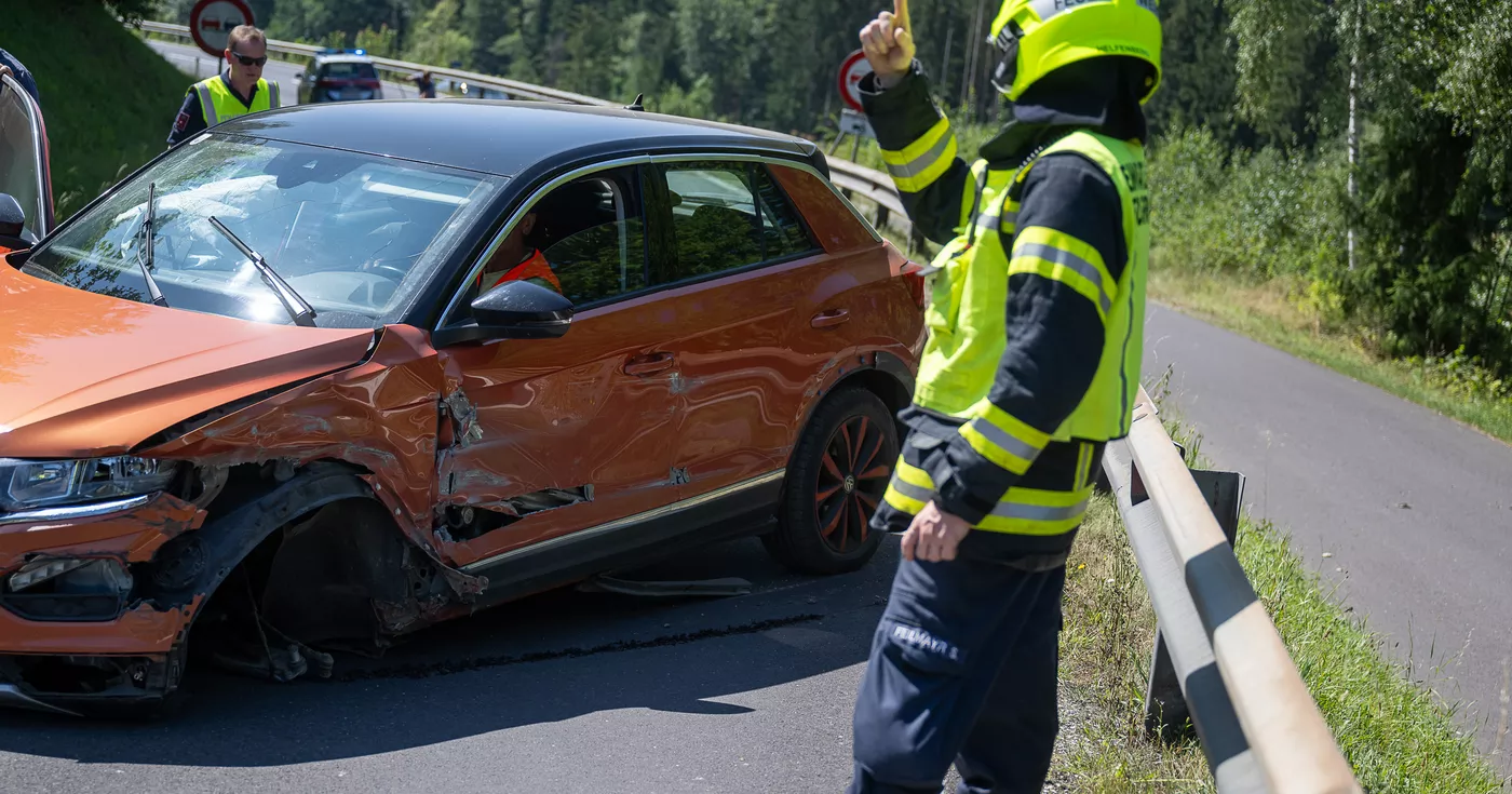 PKW blockiert B38 nach Kollision mit Leitschiene