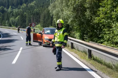 PKW blockiert B38 nach Kollision mit Leitschiene MG4947.jpg