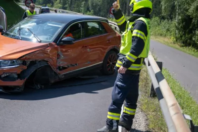 PKW blockiert B38 nach Kollision mit Leitschiene MG4956.jpg