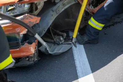 PKW blockiert B38 nach Kollision mit Leitschiene MG4957.jpg