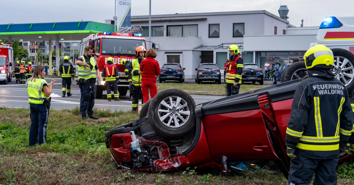 Titelbild: Schwerer Verkehrsunfall in Walding fordert eine verletzte Person