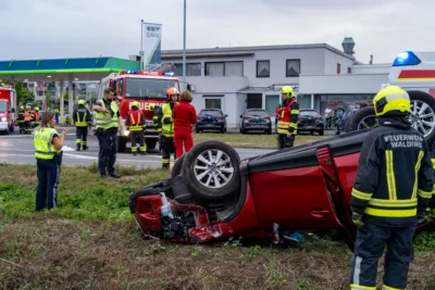 Schwerer Verkehrsunfall in Walding fordert eine verletzte Person A7409780-2400.jpg