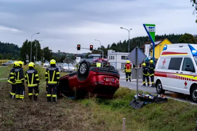 Schwerer Verkehrsunfall in Walding fordert eine verletzte Person A7409781-2400.jpg