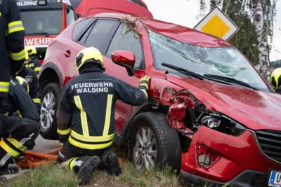 Schwerer Verkehrsunfall in Walding fordert eine verletzte Person A7409787-2400.jpg