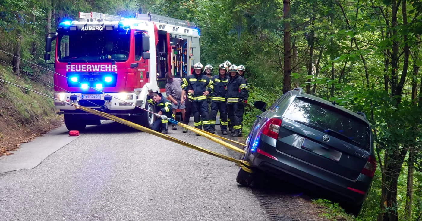 Fahrzeug droht abzustürzen: Feuerwehr Auberg mit Seilwinden im Einsatz