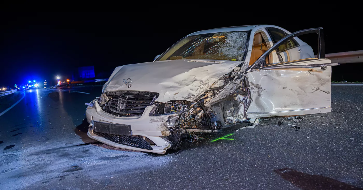 Frontalzusammenstoß auf der B309: Zwei Verletzte und Straßensperre