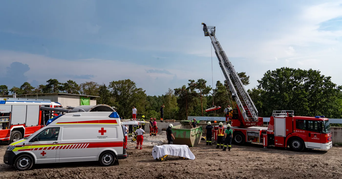 Personenrettung aus Wasserauffangbehälter in Veitsdorf