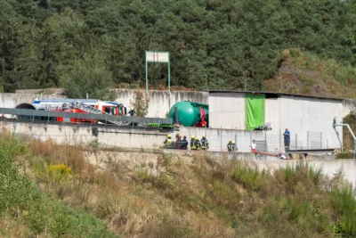 Personenrettung aus Wasserauffangbehälter in Veitsdorf A7409791-2400.jpg