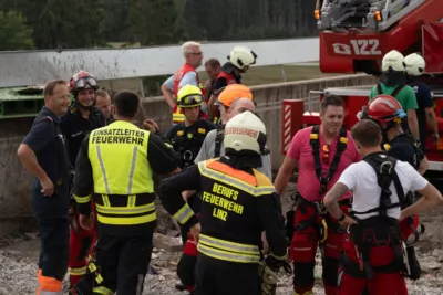 Personenrettung aus Wasserauffangbehälter in Veitsdorf A7409812-2400.jpg