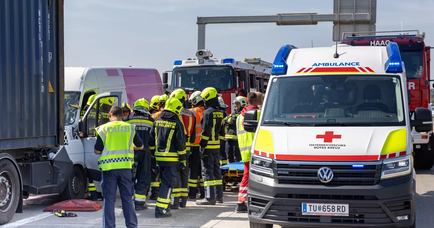 Titelbild: Schwerer Auffahrunfall zwischen Kleintransporter und LKW auf der A1 - eine Person verletzt