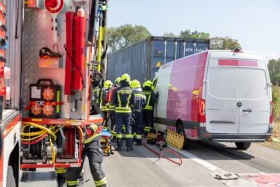 Schwerer Auffahrunfall zwischen Kleintransporter und LKW auf der A1 - eine Person verletzt foke-109814.jpg