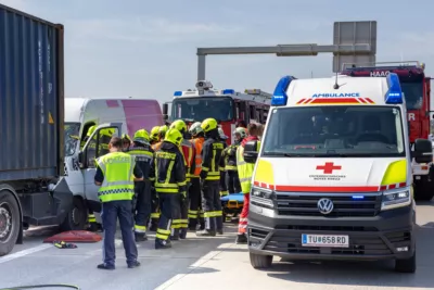 Schwerer Auffahrunfall zwischen Kleintransporter und LKW auf der A1 - eine Person verletzt foke-109819.jpg