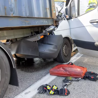 Schwerer Auffahrunfall zwischen Kleintransporter und LKW auf der A1 - eine Person verletzt foke-109821.jpg