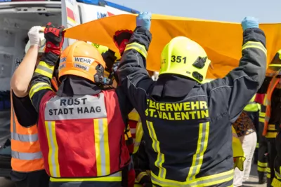 Schwerer Auffahrunfall zwischen Kleintransporter und LKW auf der A1 - eine Person verletzt foke-109824.jpg