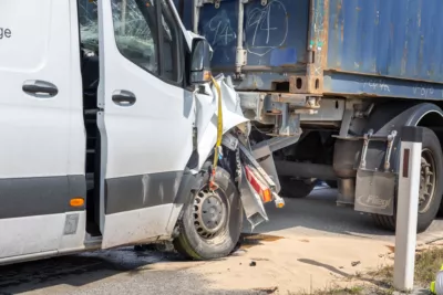 Schwerer Auffahrunfall zwischen Kleintransporter und LKW auf der A1 - eine Person verletzt foke-109826.jpg