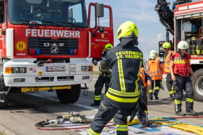 Schwerer Auffahrunfall zwischen Kleintransporter und LKW auf der A1 - eine Person verletzt foke-109827.jpg