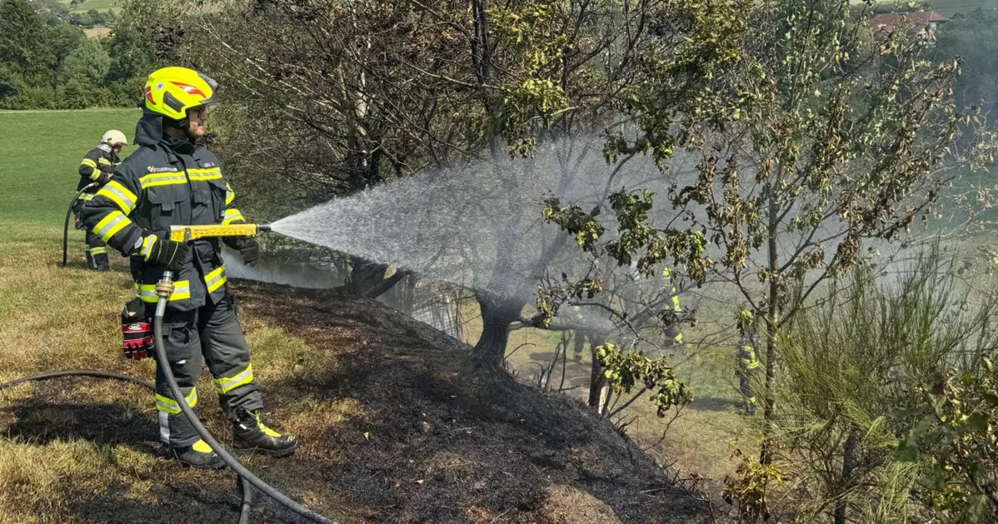 Flurbrand erfolgreich gelöscht – Feuerwehr warnt vor erhöhter Brandgefahr