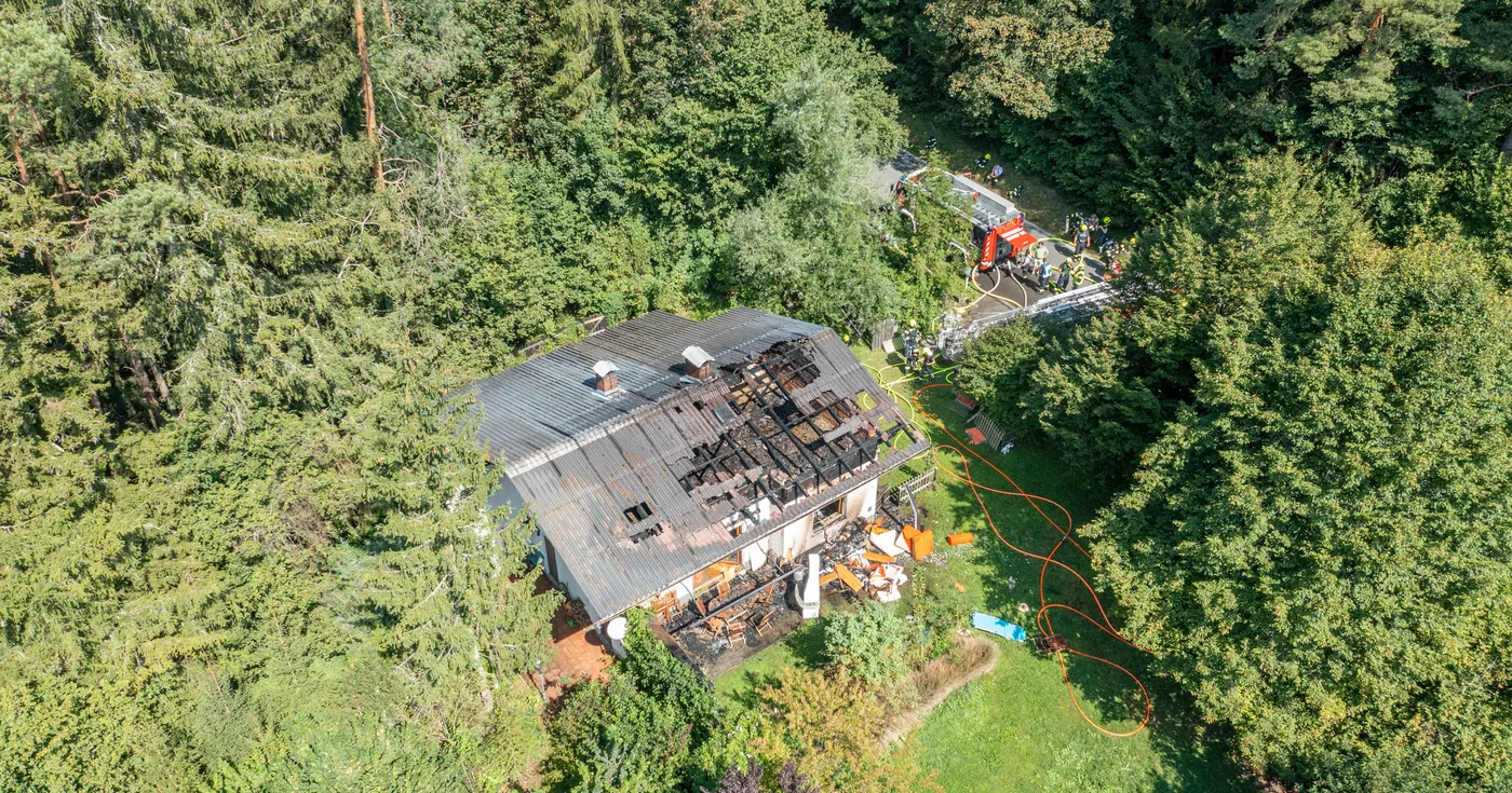 Titelbild: Gebäudebrand in Hinterstoder fordert Einsatz von vier Feuerwehren