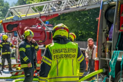 Gebäudebrand in Hinterstoder fordert Einsatz von vier Feuerwehren DSC-9669.jpg