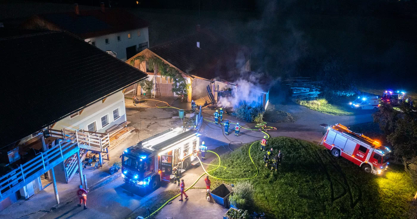 Titelbild: Feuerwehreinsatz bei Brand eines überdachten Misthaufens im Kremstal