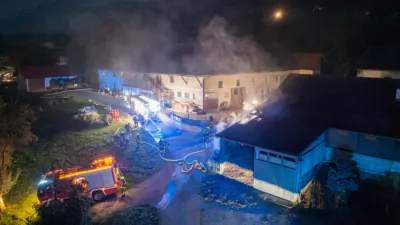 Feuerwehreinsatz bei Brand eines überdachten Misthaufens im Kremstal DJI-0220.jpg